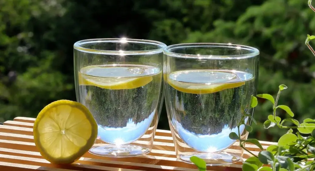 Звичайна тепла вода зранку не працює без 1 маленького додатку: що додати для “запуску” жовчного 