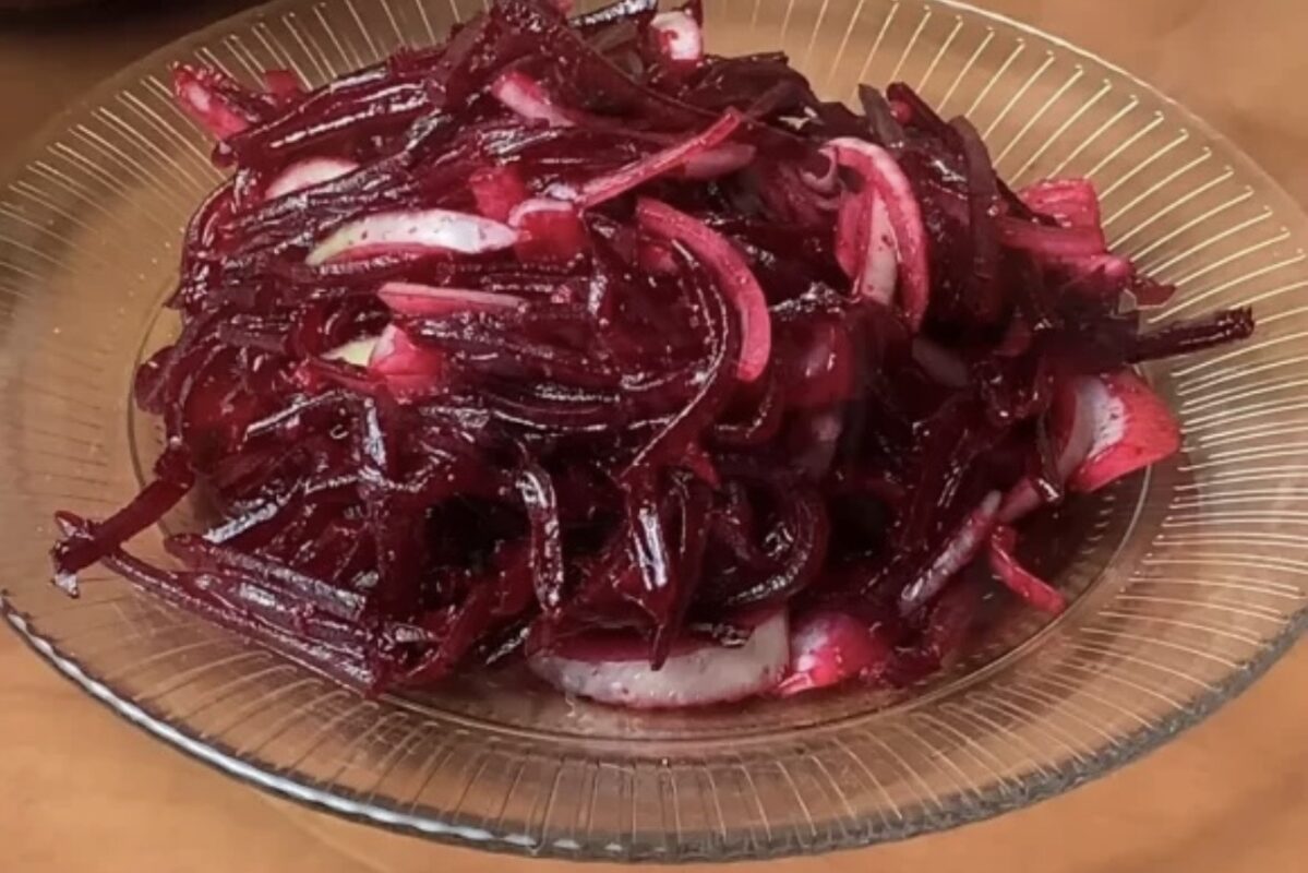 Кулінари назвали багату на залізо страву з бадилля буряка