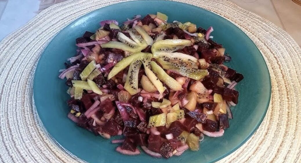 Салат з ківі та буряком Скарлетт за 10 хвилин — щоб на 8 Березня відпочивати, а не пахати 