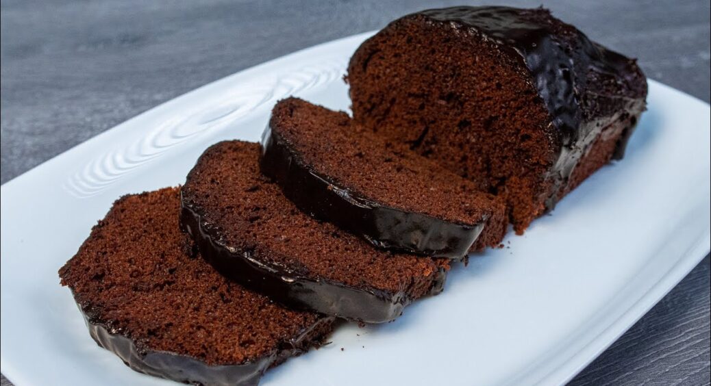 Шоколадно-яблучний кекс без борошна і всього за 5 хвилин: коли тягне на солодке, але не можна 