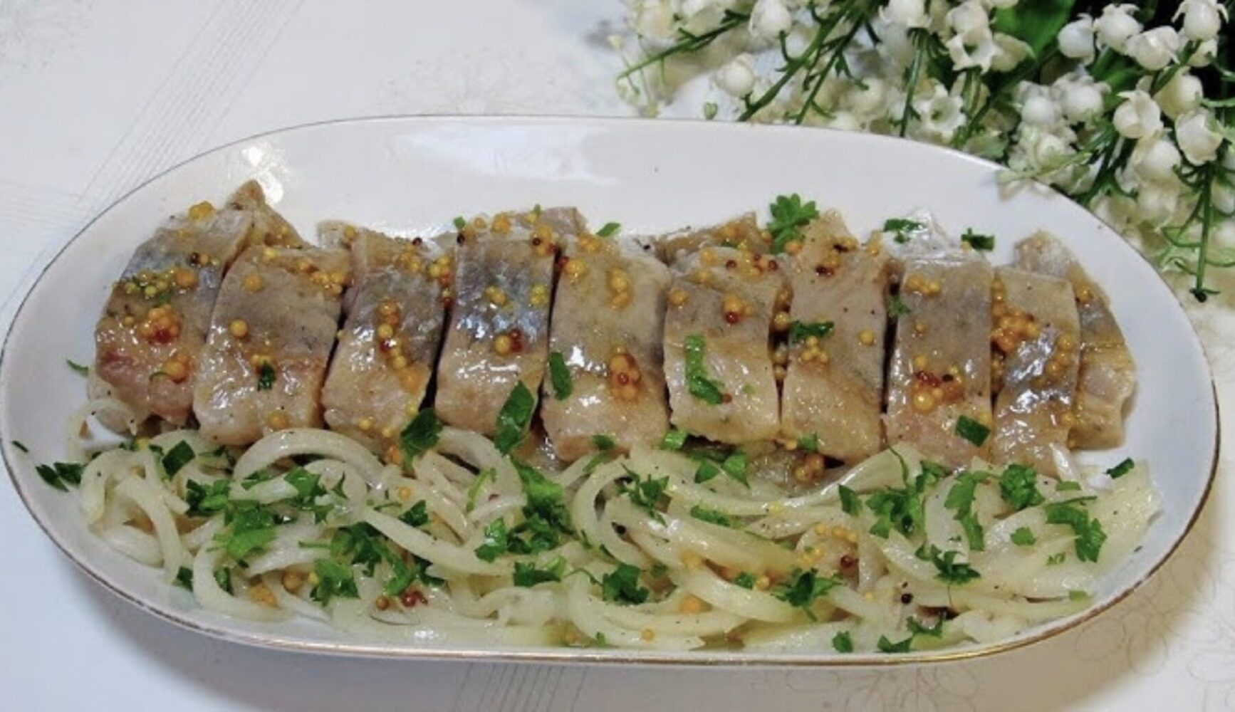 Кулінари поділились рецептом найсмачнішої закуски з оселедця нашвидкуруч. Фото: скриншот з відео Кулінари поділились рецептом найсмачнішої закуски з оселедця нашвидкуруч. Фото: скриншот з відео