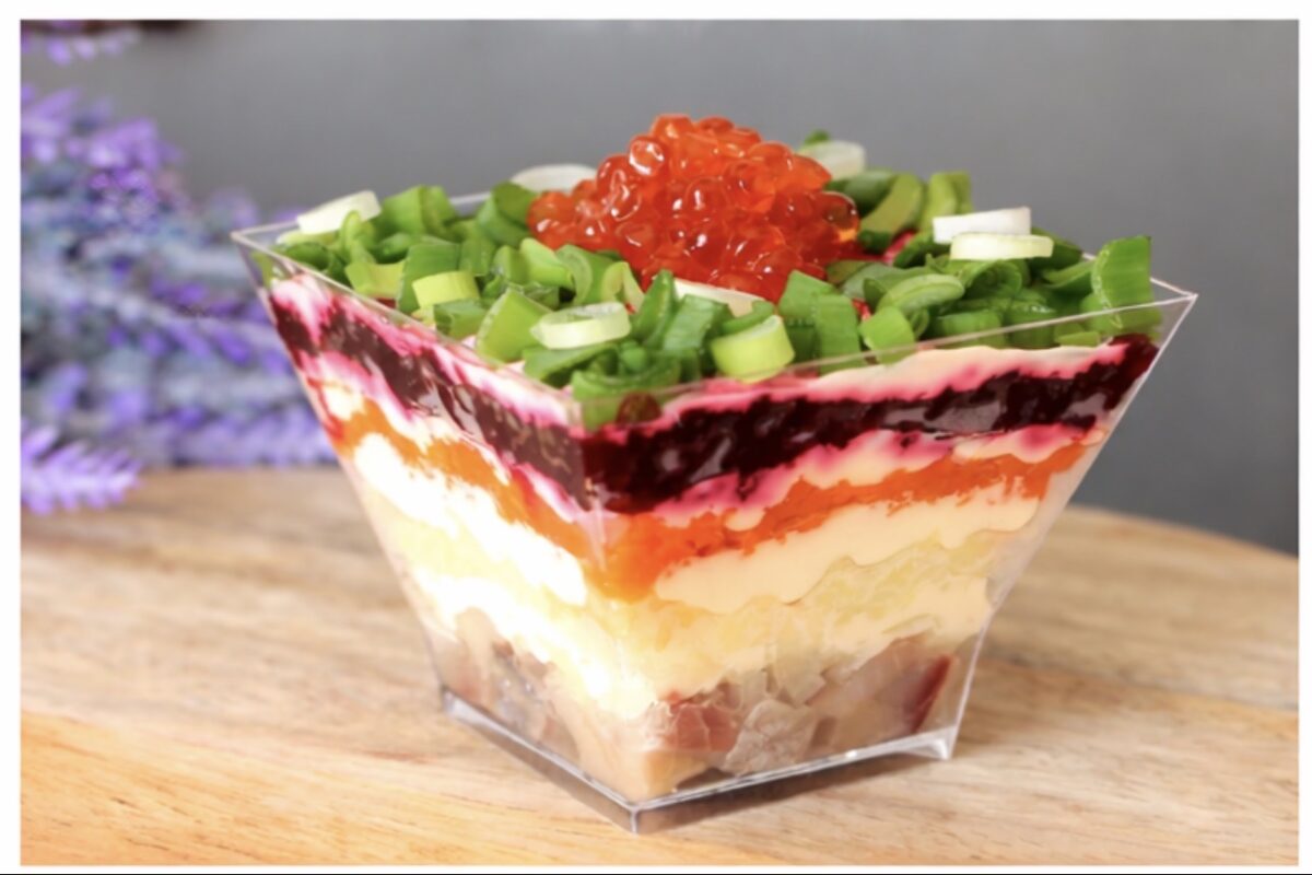 Кулінари розсекретили, як приготувати салат Шуба у порційних стаканчиках