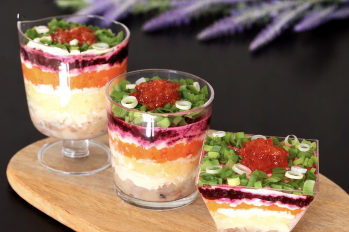 Кулінари розсекретили, як приготувати салат Шуба у порційних стаканчиках