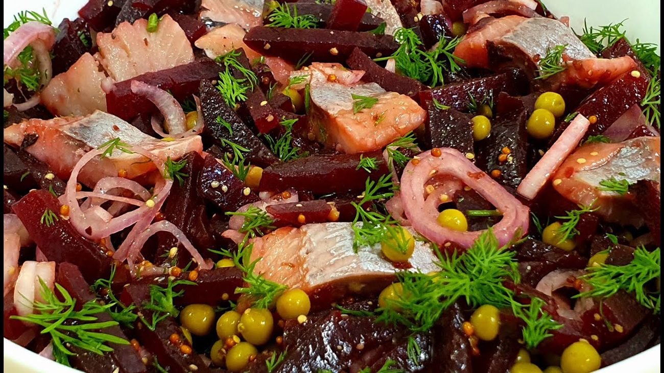 Рецепт дуже смачного салату з буряком і оселедцем. Фото: YouТube Смак хати