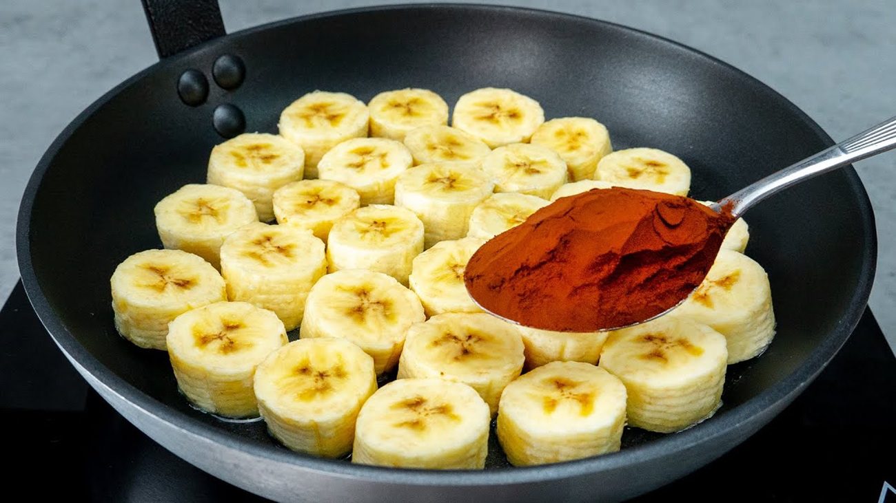 Рецепт дуже смачного і пишного пирога з бананами на сковороді