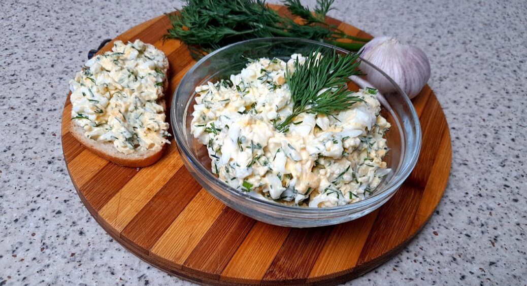 І діти, і чоловік просять цей салат на дні народження і Великдень: 6 інгредієнтів, і все! 