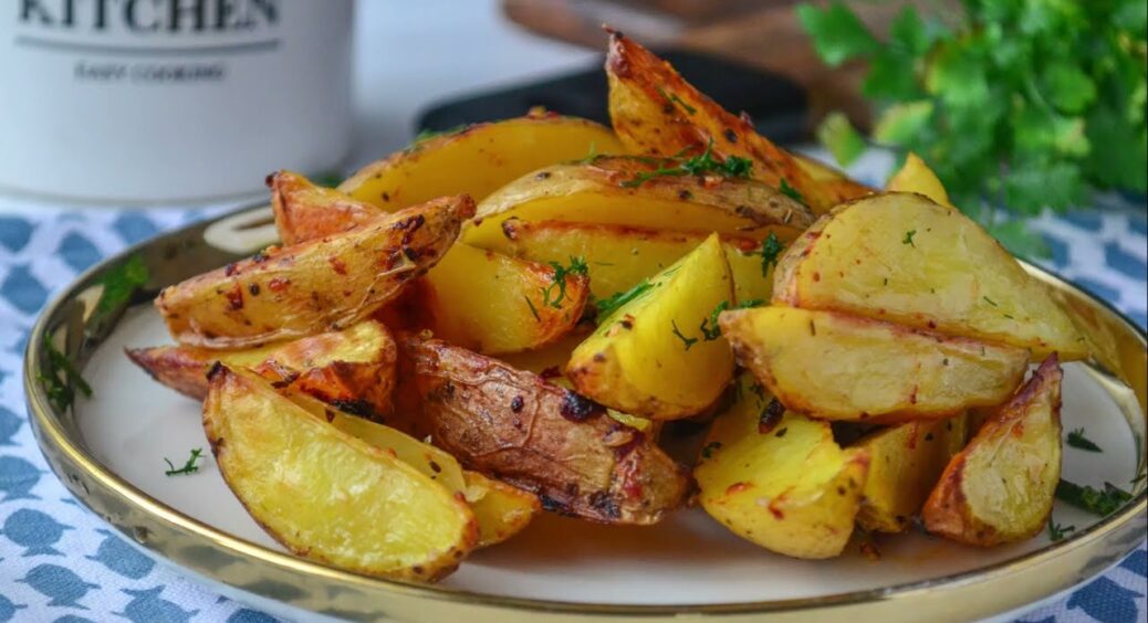 Не лише пюре або в мундирах: як смачно приготувати картоплю до оселедця – ідеально в піст 