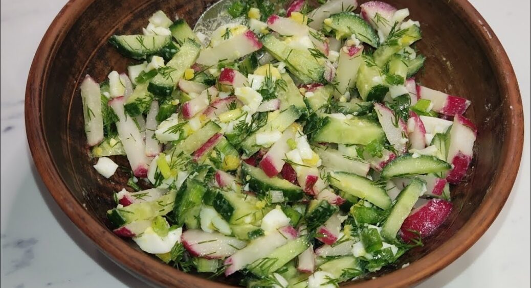 Перша весняна редиска та 1 варене яйце: легкий салат для відновлення сил – без зайвих калорій 