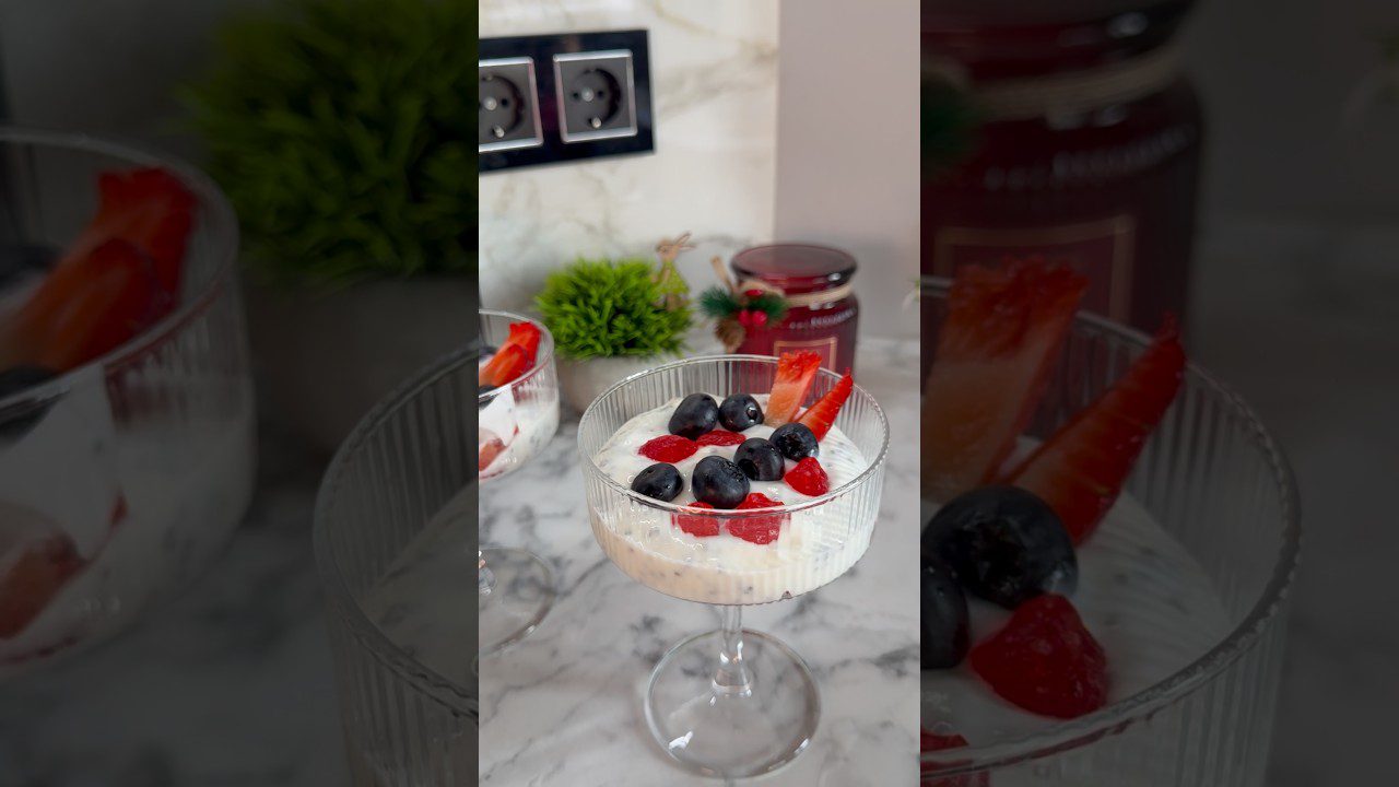 Рецепт весняного ягідного десерту ням-ням. Фото: Youtube канал easy_tasty_life