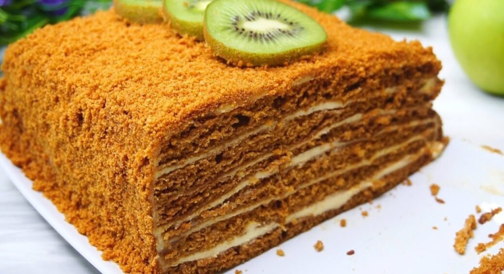 Лінивий “Медовик” без розкачування коржів: хитрий спосіб приготування традиційного торта 