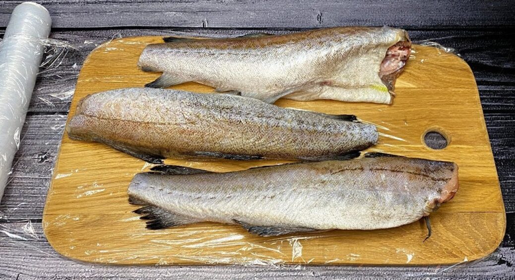 Цьому трюку мене навчили друзі з Іспанії! Дешевий минтай виходить смачнішим за лосося: рецепт 