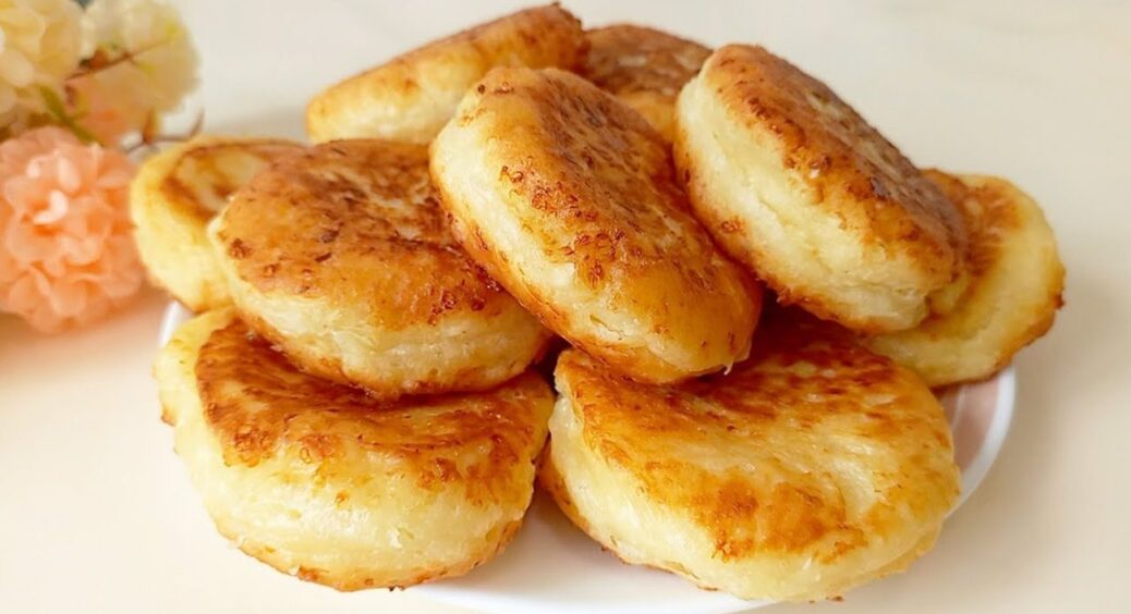 Цю смакоту готую через день — розмітають за секунди: смачні пончики з начинкою на сковороді 