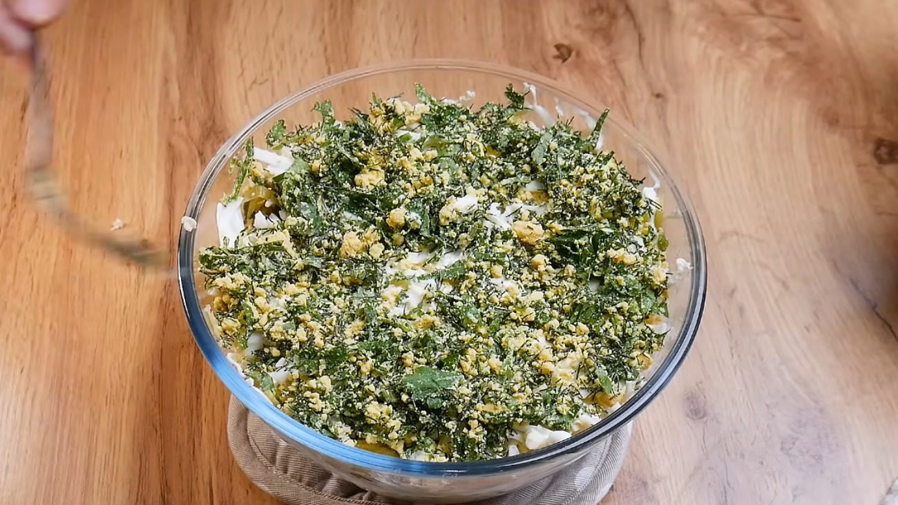 Рецепт нового салату з простої рибної консерви та солоних огірків