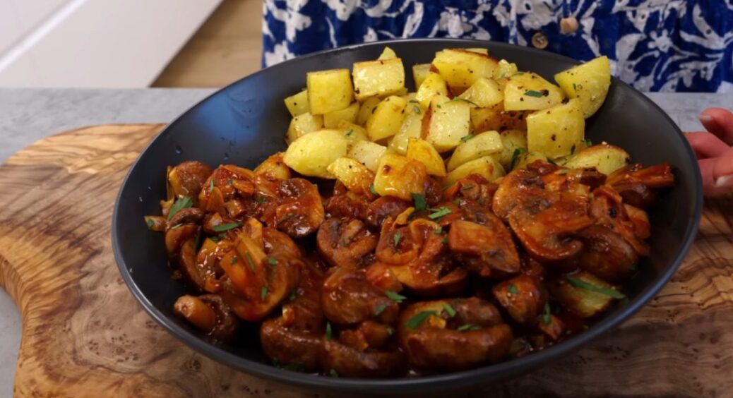 Це незвичайне рагу з картоплею краще за будь-яку дорогу дієту: можна їсти щодня 24/7 