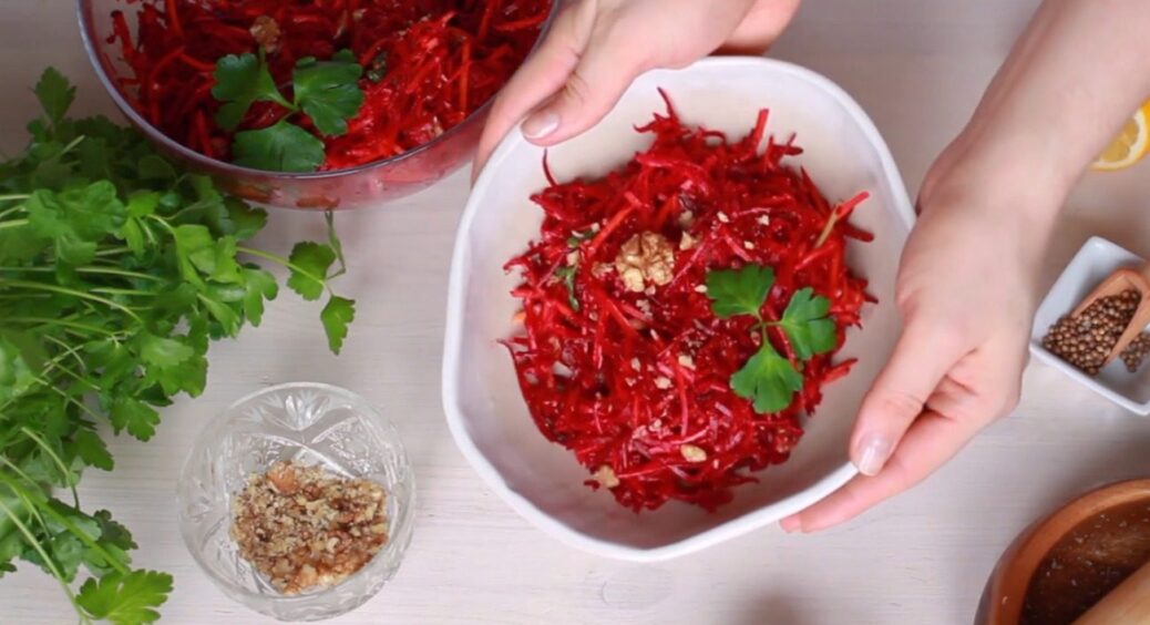 Жменя волоських горіхів і сирий буряк: робимо салат для очищення кишківника за 3 хвилини 