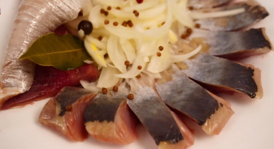 Оселедець у чаї: 1 спосіб засолювання з Івано-Франківська, який прибирає сильний рибний запах 