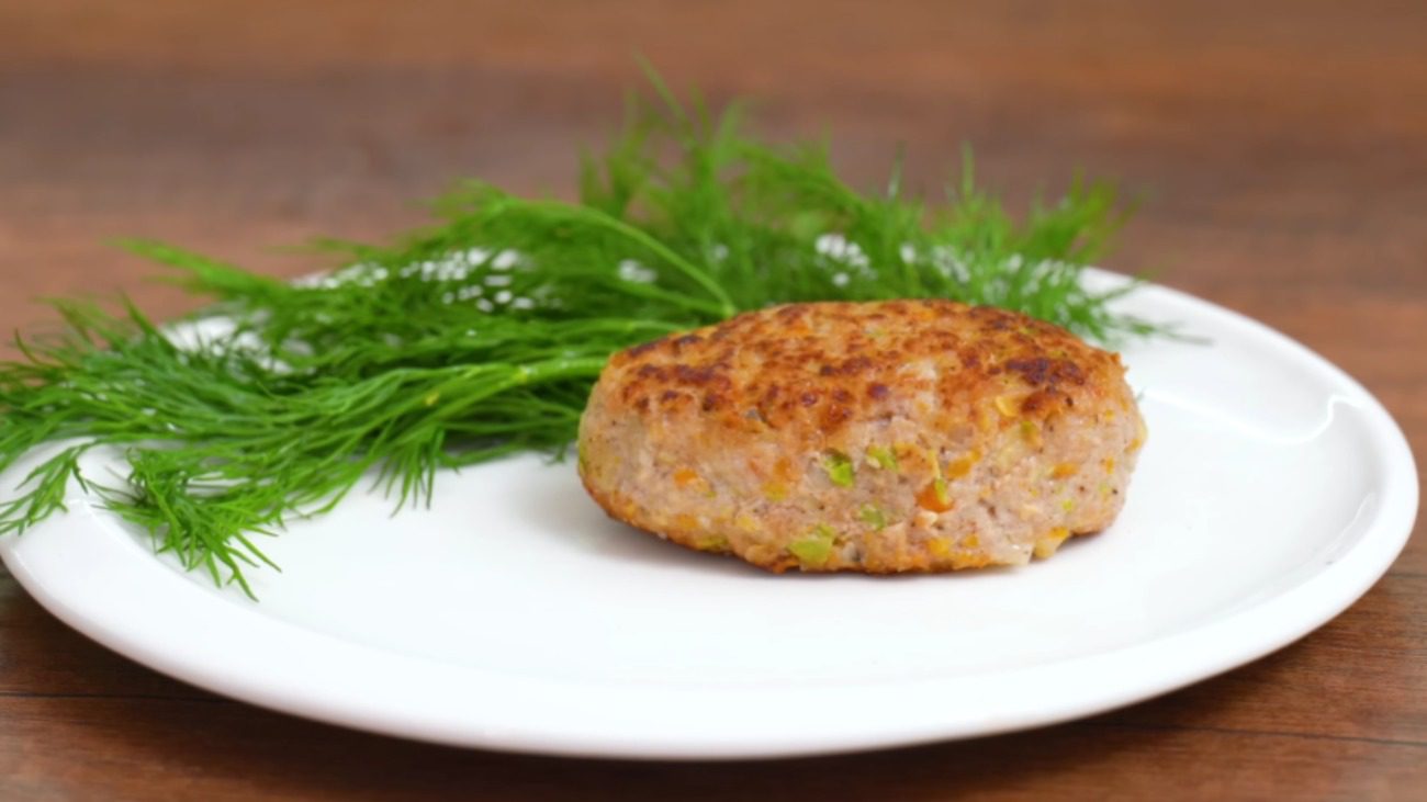 Кулінарка знайшла найкращий рецепт соковитих котлет за копійки Фото: YouTube Alina FooDee