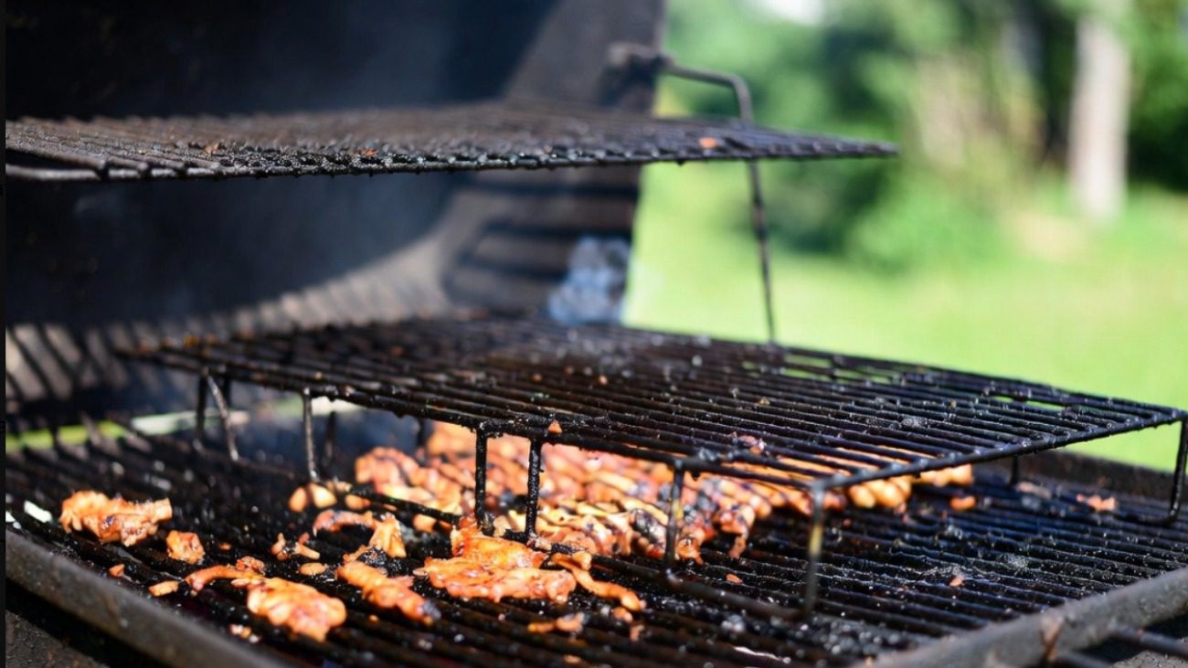 Як почистити сітку на грилі за допомогою 1 газети та пляшки води Фото: Сенсація