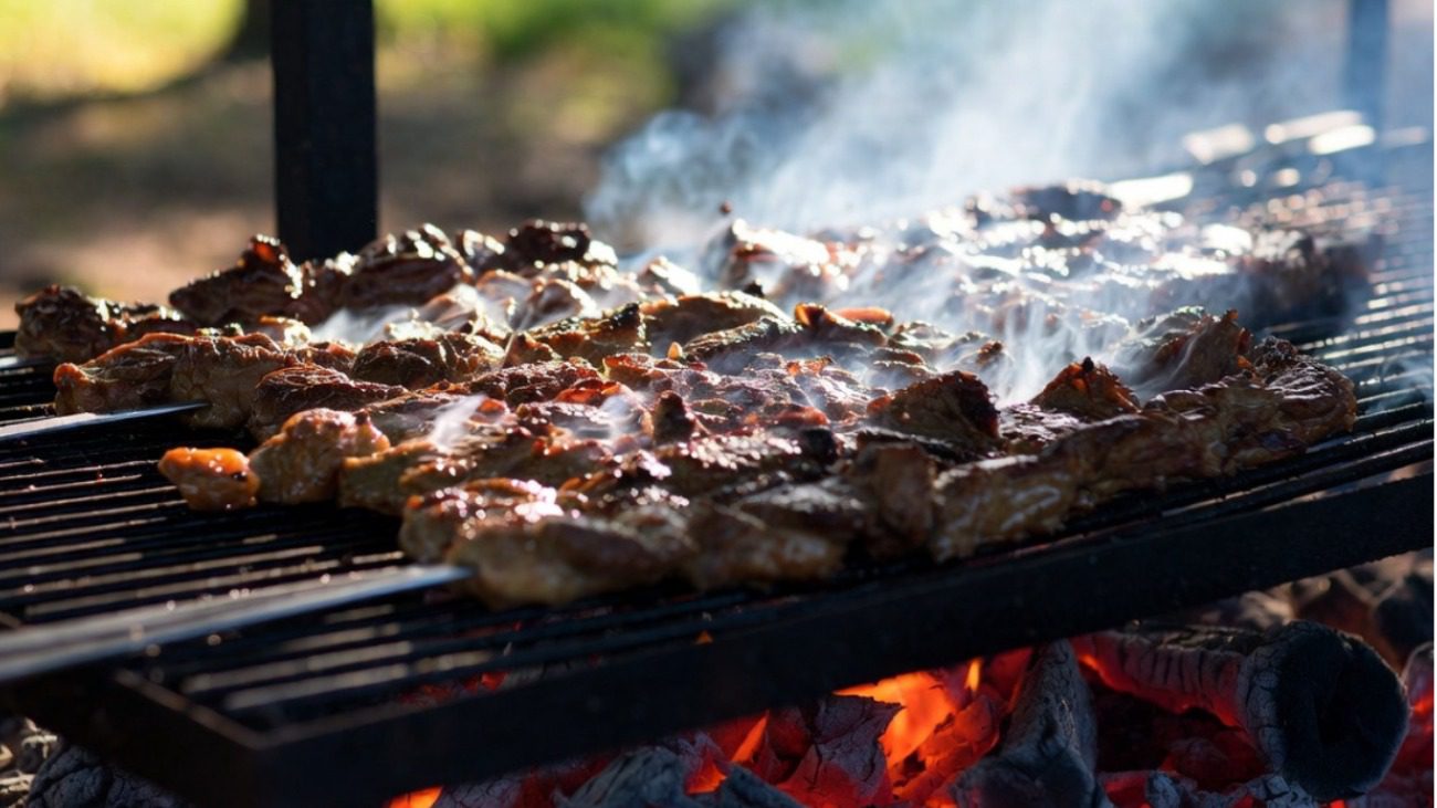 Як почистити сітку на грилі за допомогою 1 газети та пляшки води Фото: Сенсація