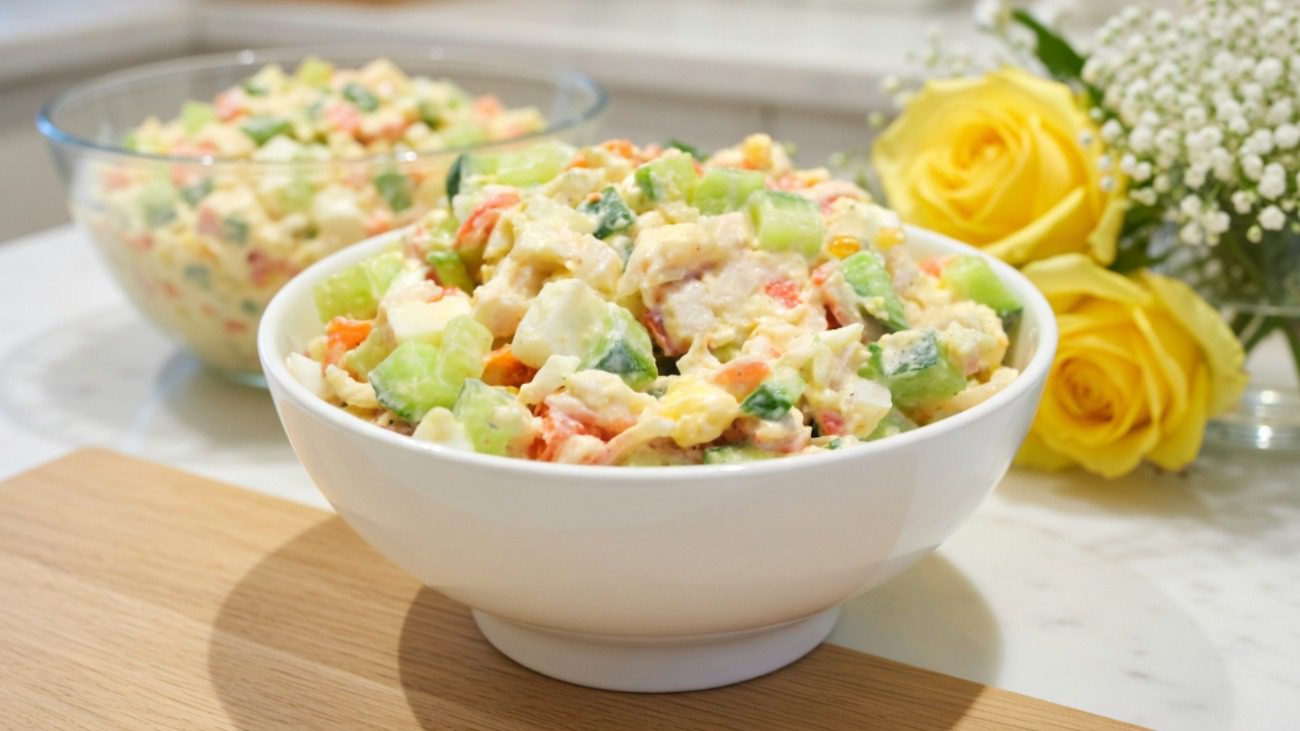 Як приготувати смачний салат на свято. Фото: скріншот з відео на YouTube