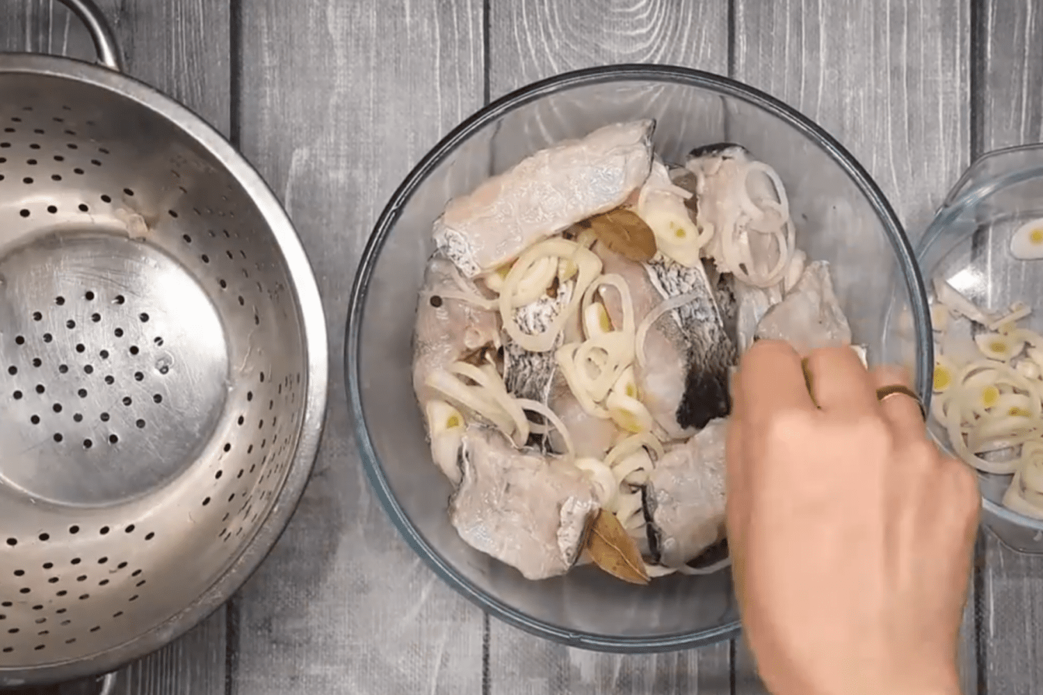 Кулінари розсекретили, як смачно засолити товстолобика на святковий стіл. Фото з YouTube-каналу @ukrcook