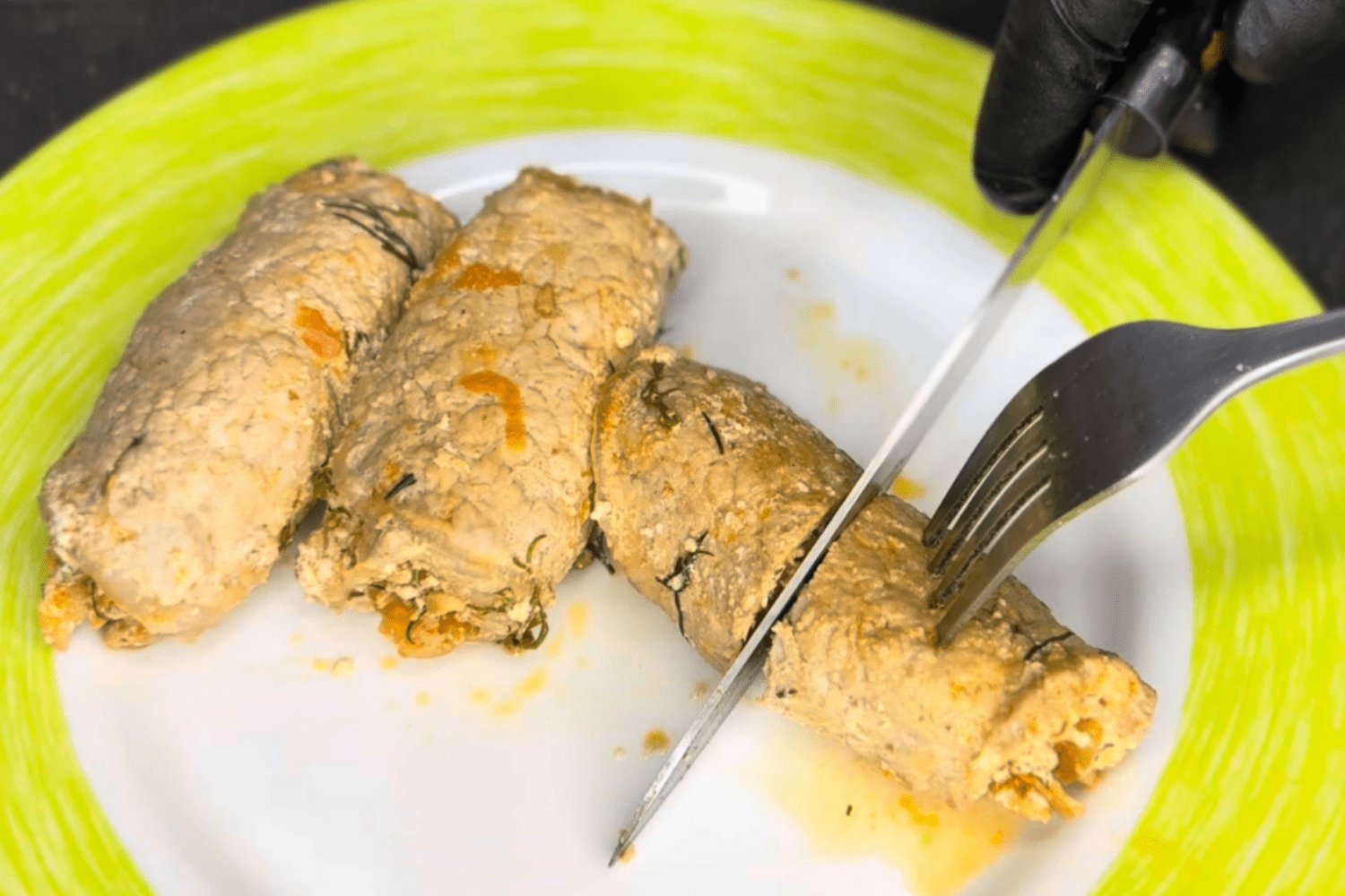 Кулінари поділились рецептом найсмачніших кручеників із тушкованою капустою. Фото з YouTube-каналу @prostosmachnoukraine