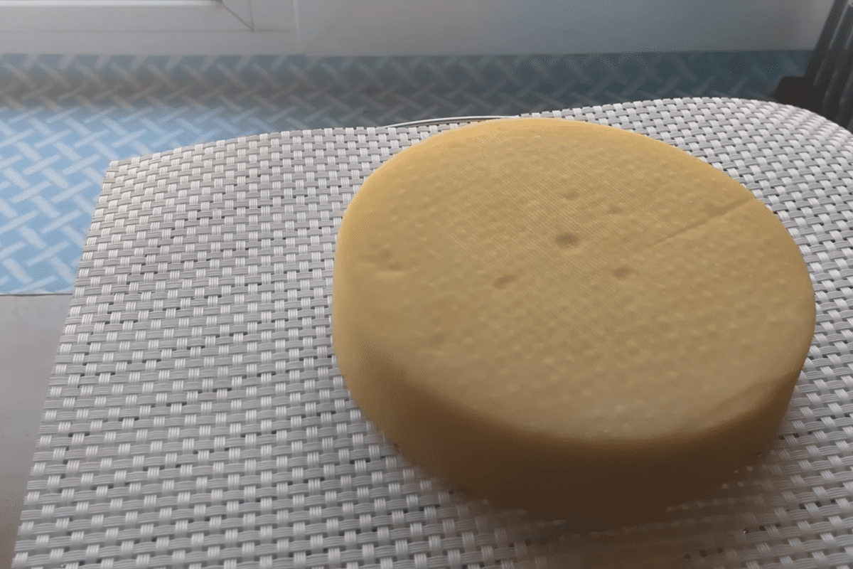 Кулінари розсекретили рецепт домашнього сиру Пармезан з бюджетних продуктів Кулінари розсекретили рецепт домашнього сиру Пармезан з бюджетних продуктів