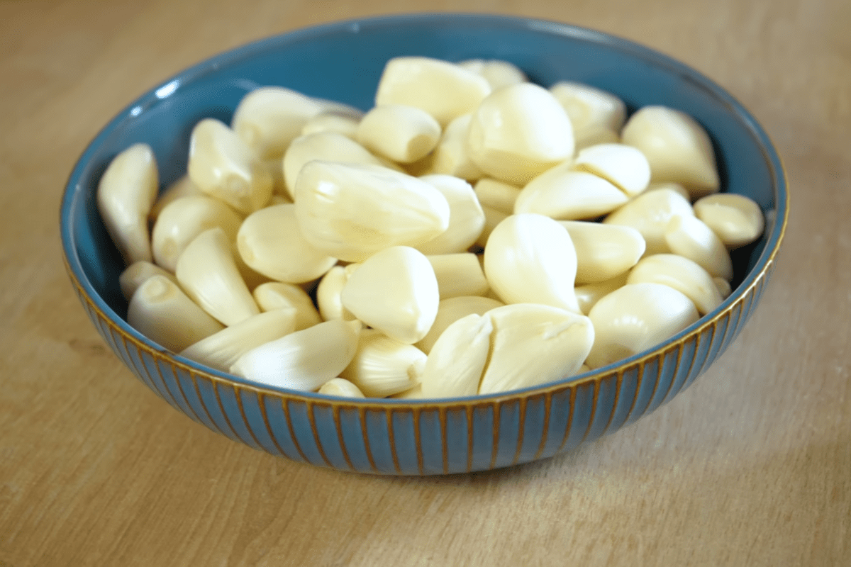 Кулінари розсекретили, як приготувати часникову пасту, як додаток до всіх страв