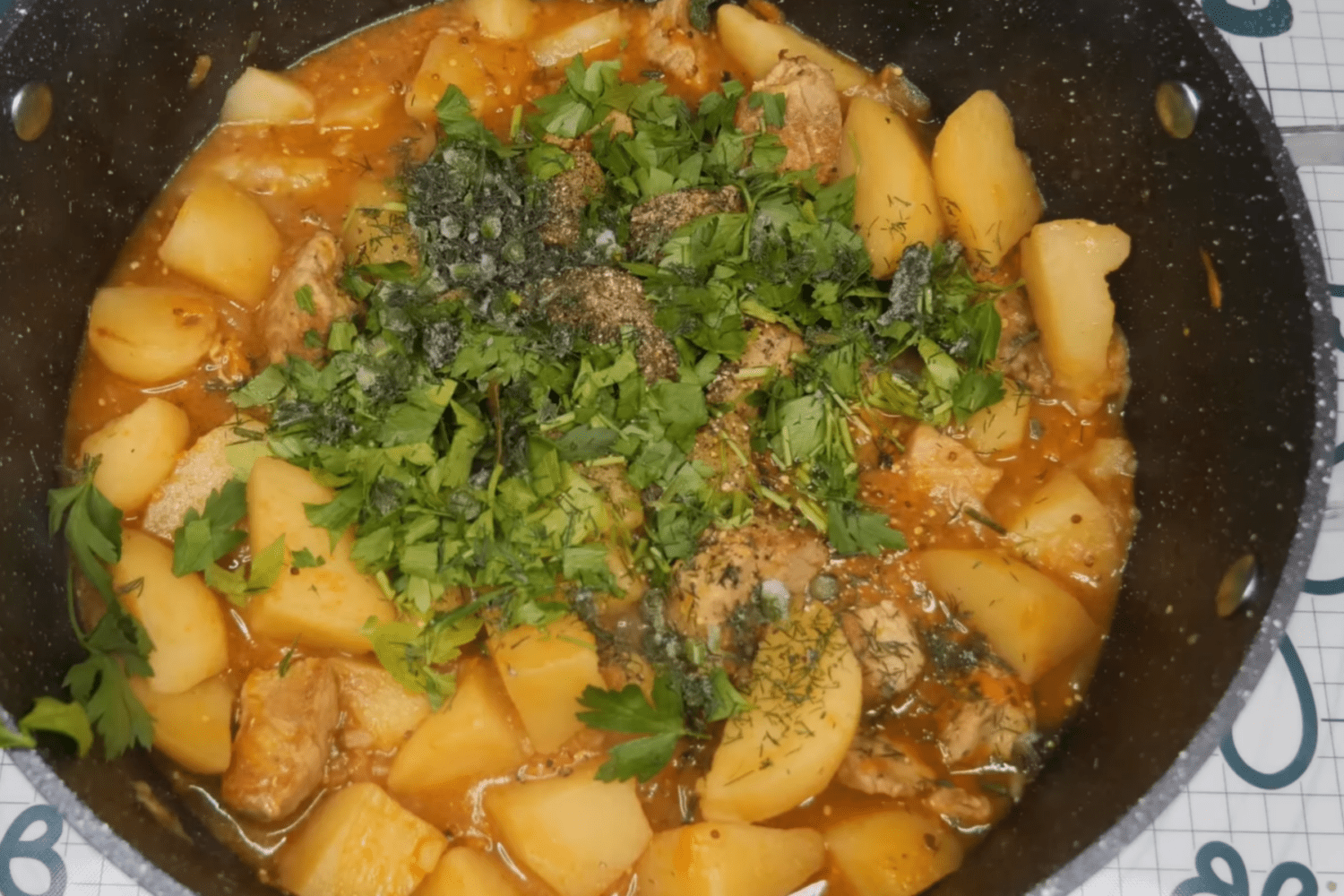 Кулінари розповіли, як смачно й оригінально приготувати картоплю з мʼясом