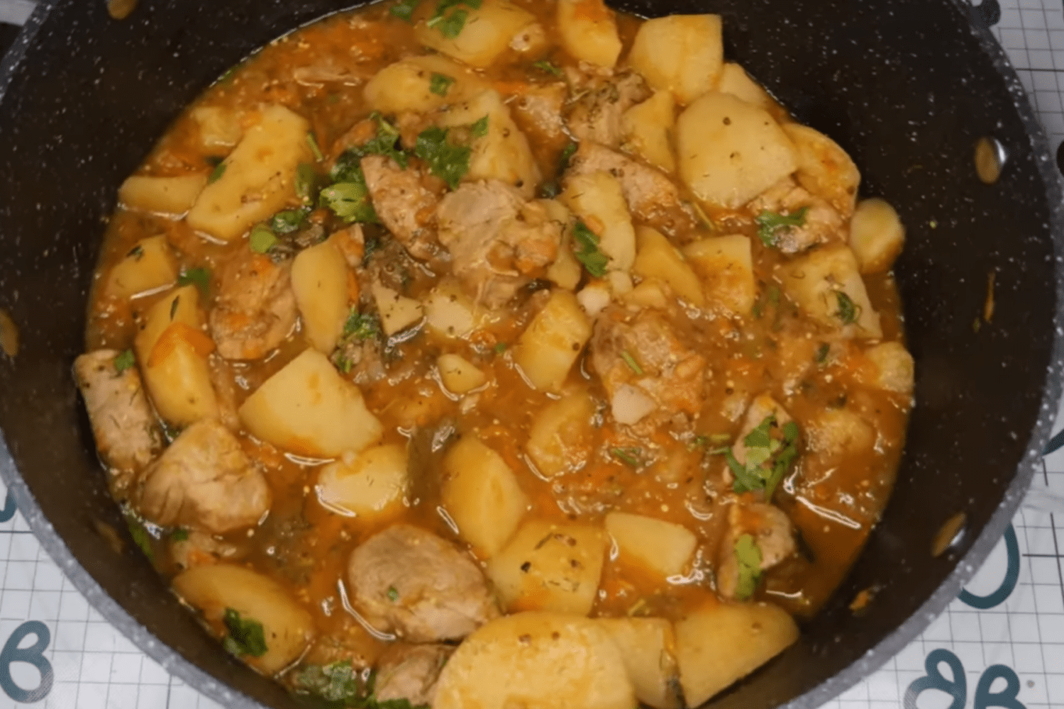 Кулінари розповіли, як смачно й оригінально приготувати картоплю з мʼясом