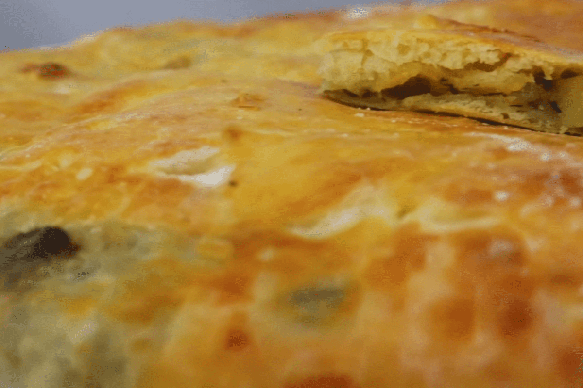 Кулінари поділились рецептом ситного пирога, який довго не черствіє