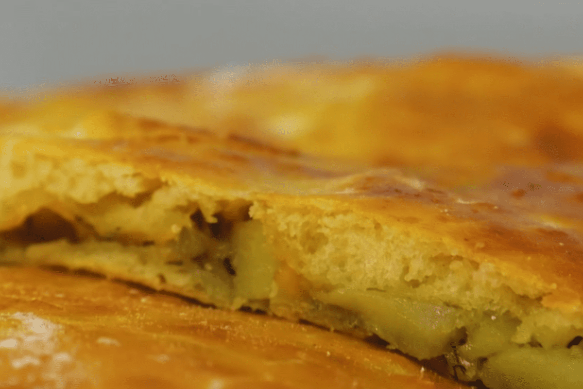 Кулінари поділились рецептом ситного пирога, який довго не черствіє