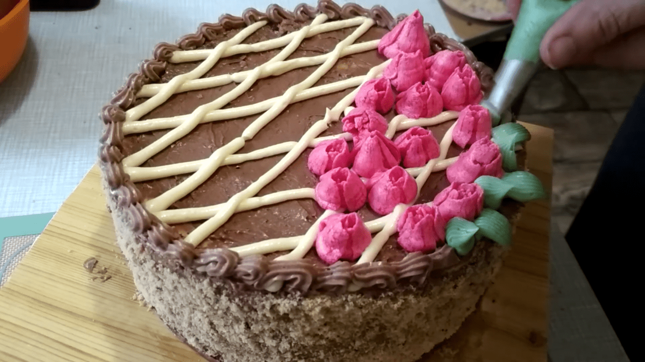 Кулінари поділились простим і швидким рецептом Київського торта