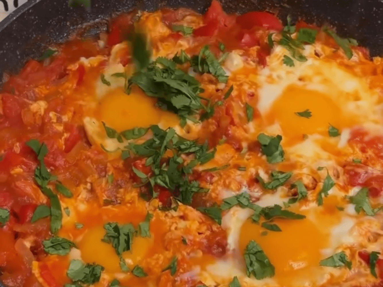 Кулінари розсекретили рецепт ідеальної ситної шакшуки на сніданок