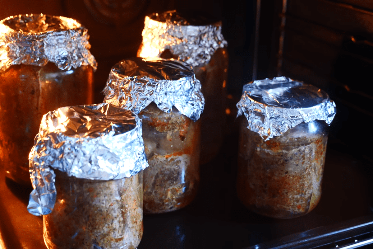 Кулінари поділились рецептом швидкої закуски – запечене сало в банці Кулінари поділились рецептом швидкої закуски – запечене сало в банці