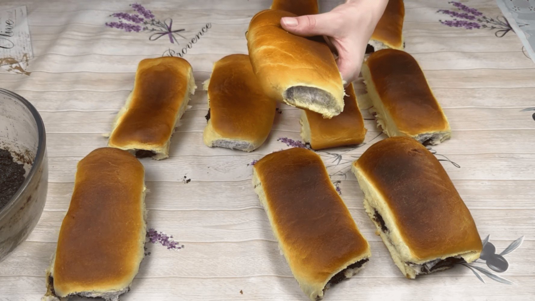 Кулінари поділились рецептом пухких київських пиріжків із маковою начинкою