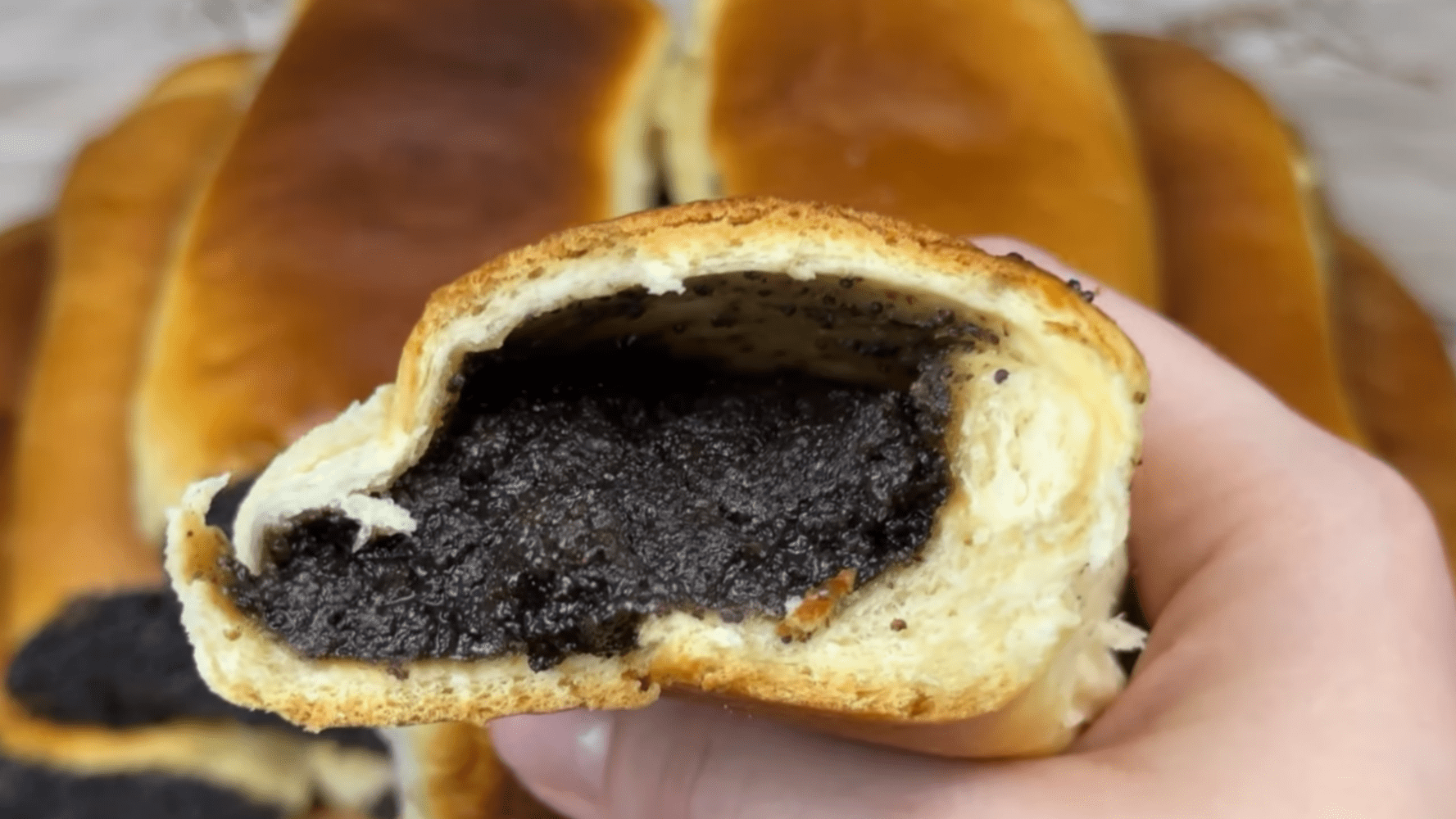 Кулінари поділились рецептом пухких київських пиріжків із маковою начинкою