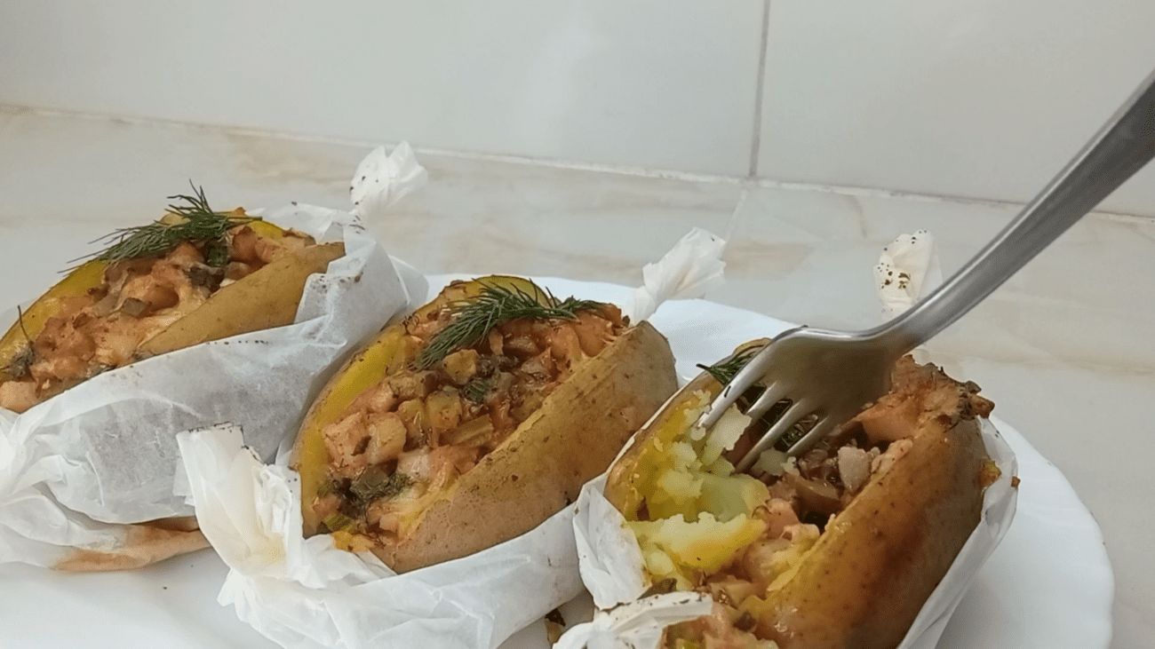 Кулінари розсекретили рецепт запеченої картоплі з беконом і сиром. Фото з YouTube-каналу @lyasya_cakes