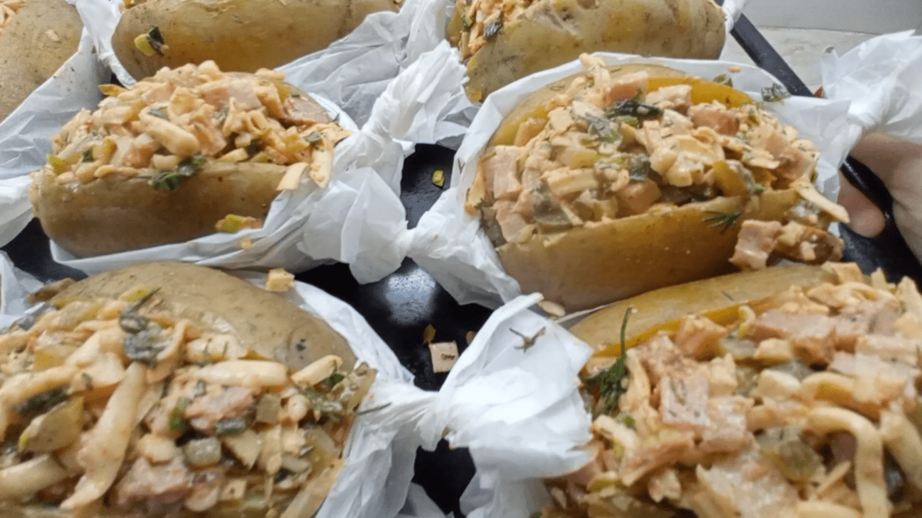 Кулінари розсекретили рецепт запеченої картоплі з беконом і сиром. Фото з YouTube-каналу @lyasya_cakes