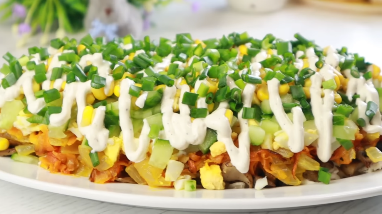 Кулінари поділились рецептом святкового салату під назвою Добра теща. Фото з YouTube-каналу @vikarecept Кулінари поділились рецептом святкового салату під назвою Добра теща. Фото з YouTube-каналу @vikarecept