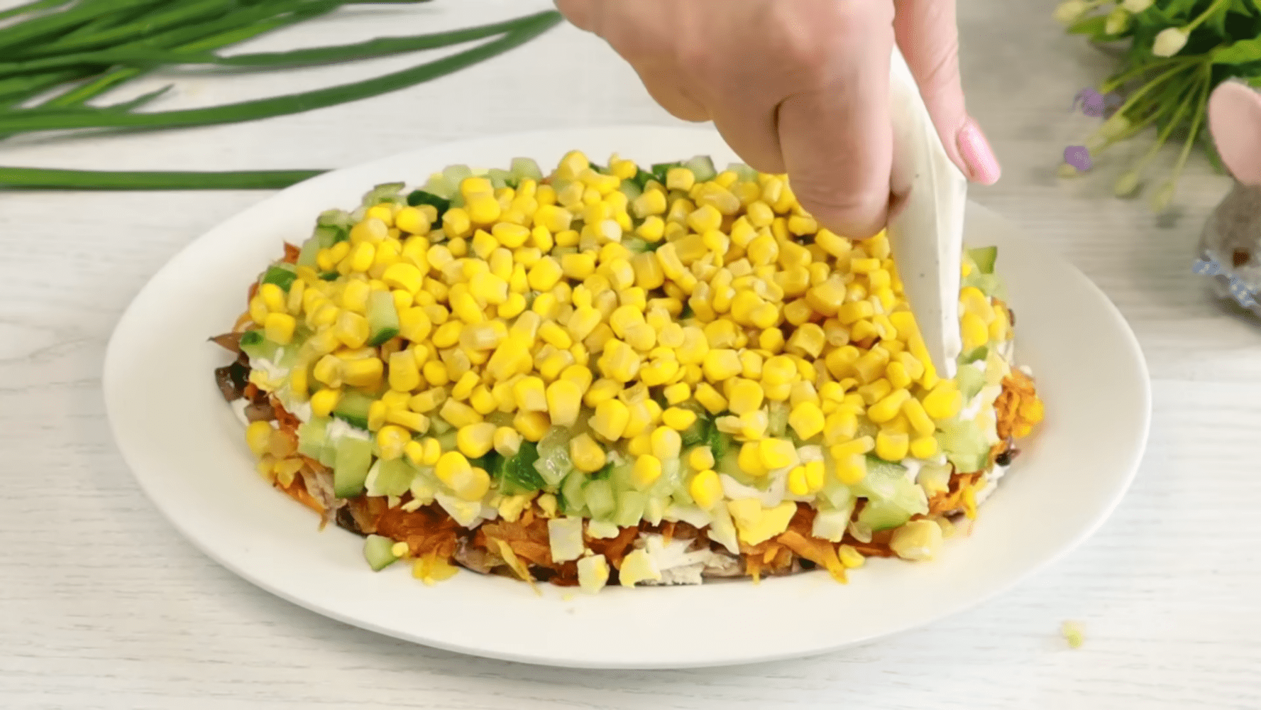 Кулінари поділились рецептом святкового салату під назвою Добра теща. Фото з YouTube-каналу @vikarecept Кулінари поділились рецептом святкового салату під назвою Добра теща. Фото з YouTube-каналу @vikarecept