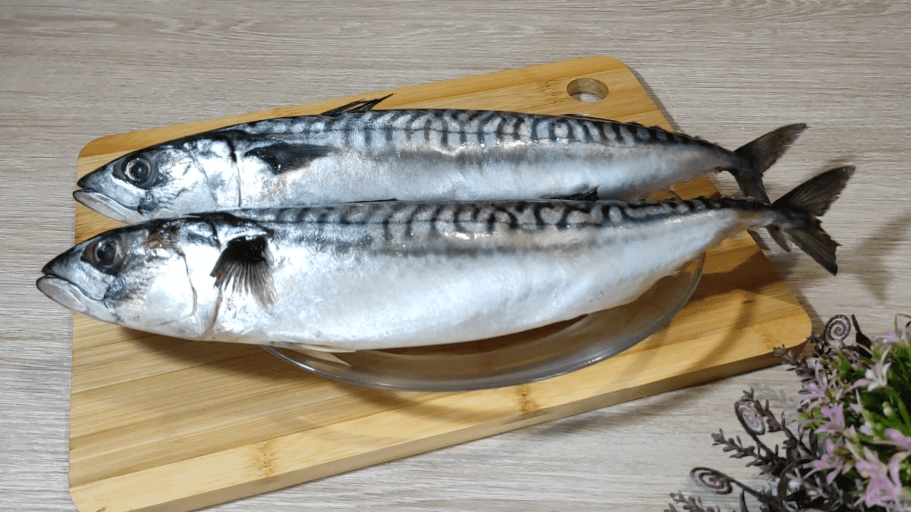 Кулінари поділились рецептом ніжної й соковитої скумбрії в томатному соусі