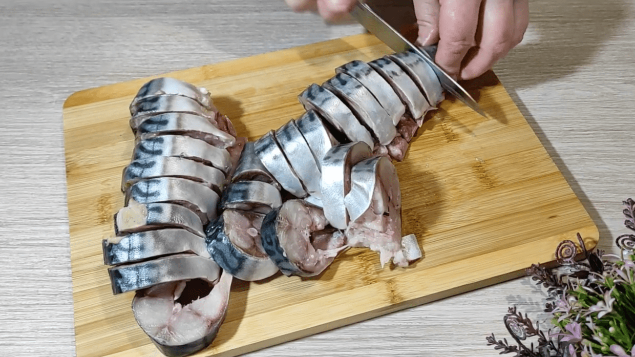 Кулінари поділились рецептом ніжної й соковитої скумбрії в томатному соусі. Фото з YouTube-каналу @Nadia_recipes