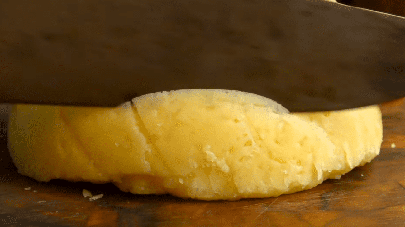 Кулінари розсекретили простий рецепт твердого сиру за 10 хвилин. Фото з YouTube-каналу @oblinka6 Кулінари розсекретили простий рецепт твердого сиру за 10 хвилин. Фото з YouTube-каналу @oblinka6