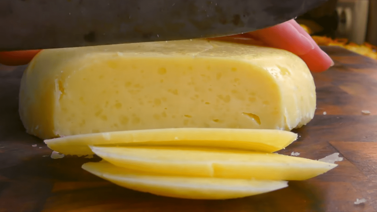 Кулінари розсекретили простий рецепт твердого сиру за 10 хвилин. Фото з YouTube-каналу @oblinka6 Кулінари розсекретили простий рецепт твердого сиру за 10 хвилин. Фото з YouTube-каналу @oblinka6