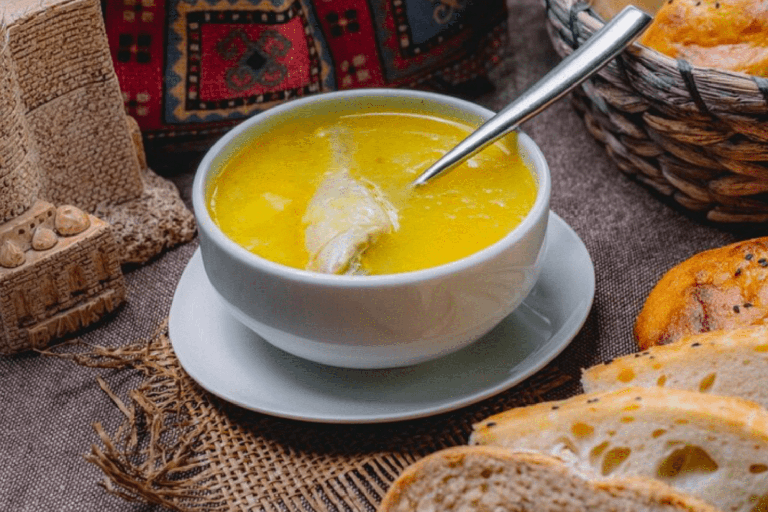 Кулінари поділились рецептом наваристого жовтого борщу з куркою