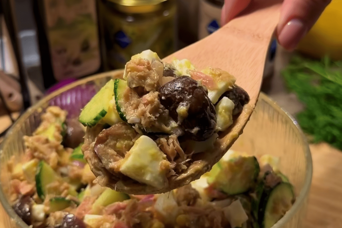 Кулінари поділились рецептом легкого салату із тунця. Фото з Instagram @olena.foodblog