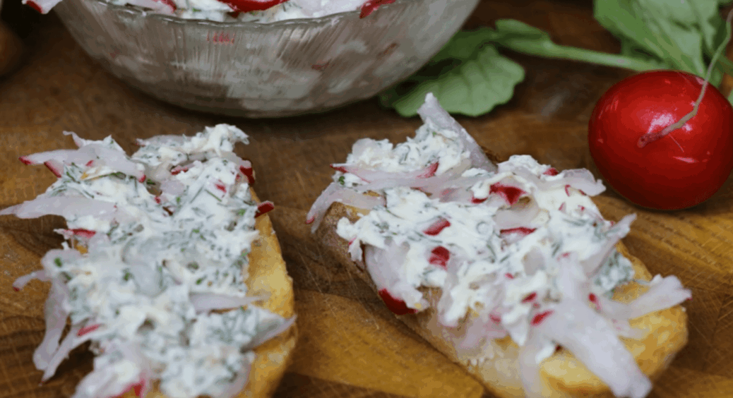 Готую намазку “Весняна” одразу на кілька днів вперед: 100 г редиски, 70 г цибулі, 100 г сиру 