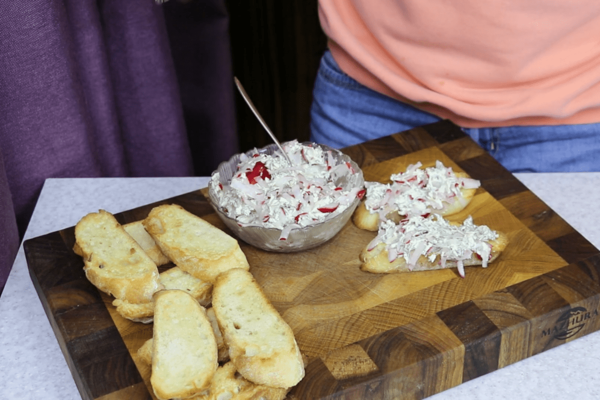 Кулінари поділились рецептом намазки з редискою за 10 хвилин на сніданок. Фото з YouTube-каналу @kitchenmagic555 Кулінари поділились рецептом намазки з редискою за 10 хвилин на сніданок. Фото з YouTube-каналу @kitchenmagic555