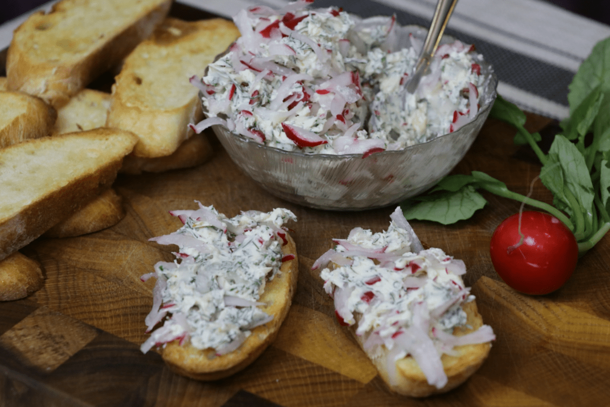 Кулінари поділились рецептом намазки з редискою за 10 хвилин на сніданок. Фото з YouTube-каналу @kitchenmagic555 Кулінари поділились рецептом намазки з редискою за 10 хвилин на сніданок. Фото з YouTube-каналу @kitchenmagic555